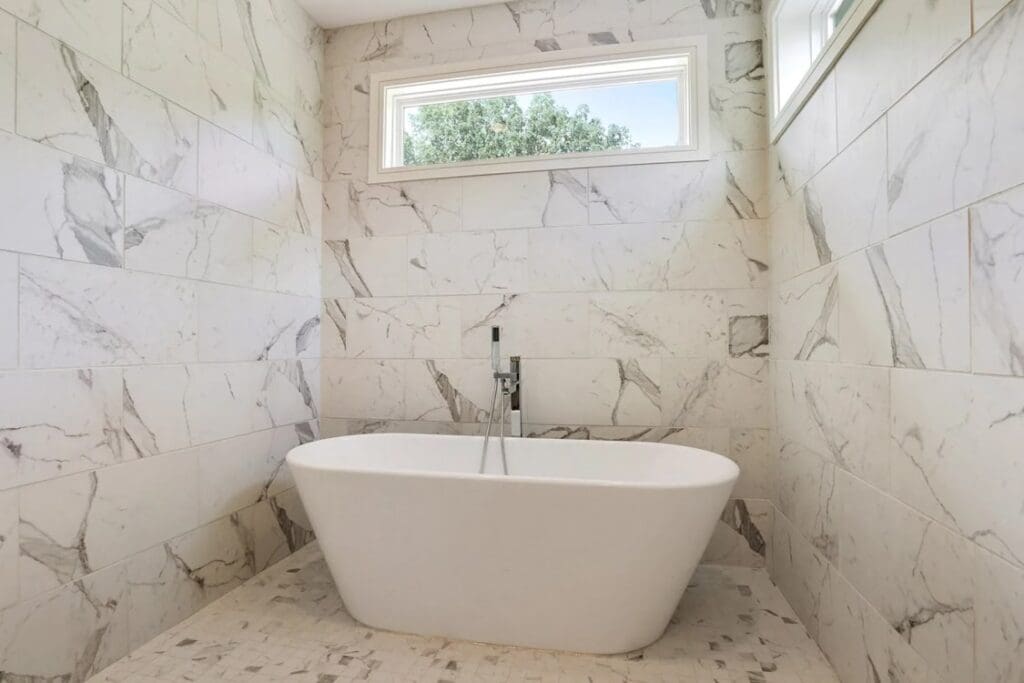 015_master shower and tub 3551 BR-min