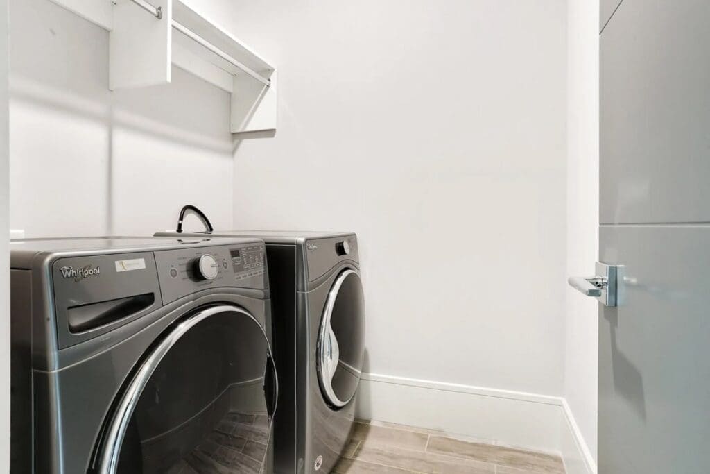 018_laundry room 3551 BR-min
