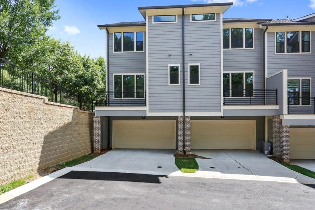 023_exterior and garage 3551 BR-min