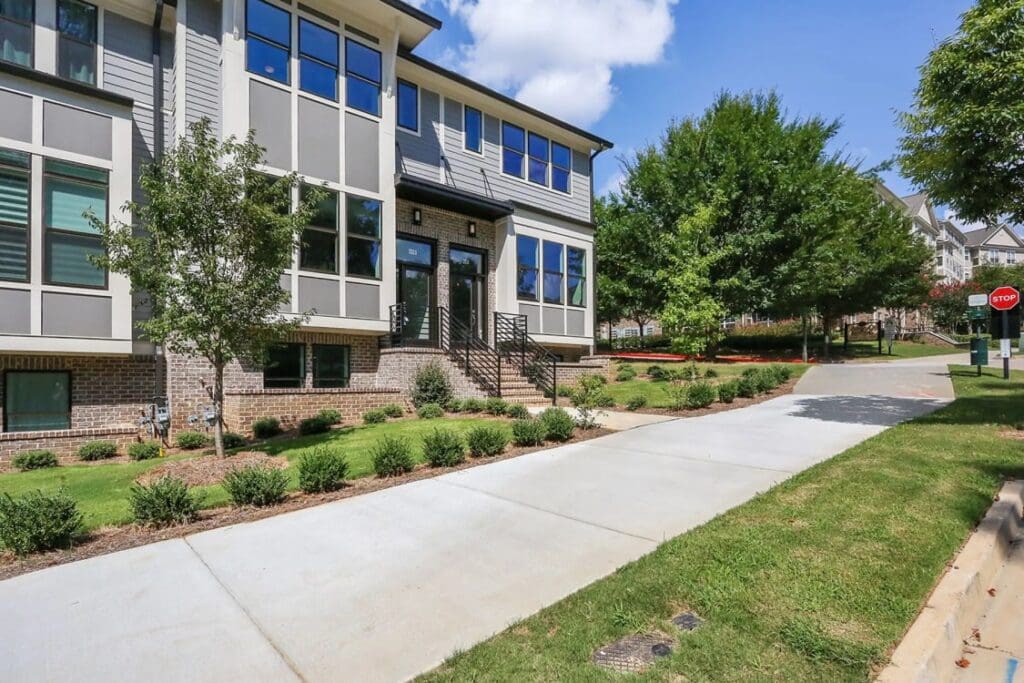 024_exterior front sidewalk 3551 BR-min