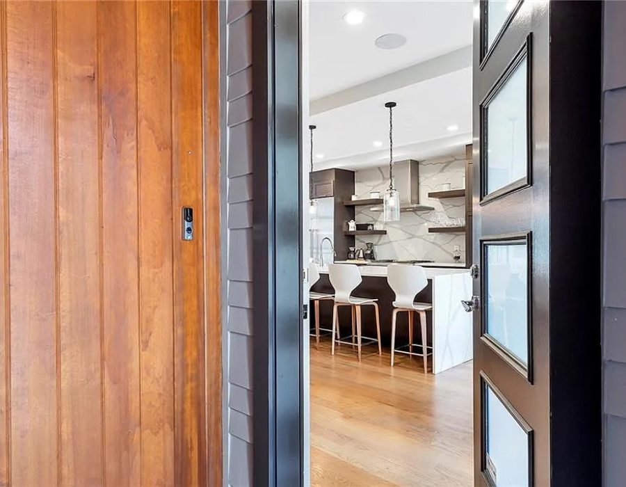 001_912 front doorBoulevard-min