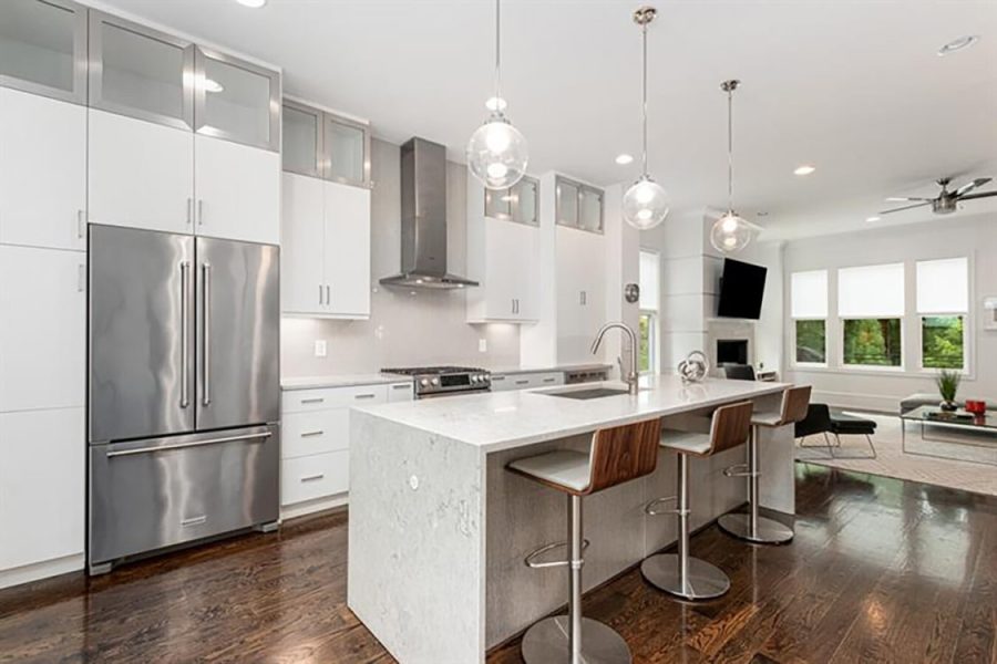 011_Kitchen with stools 3571 BR-min