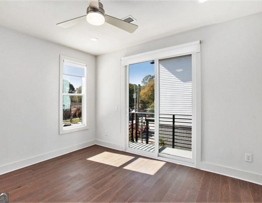 011_unit 1 LR to balcony-min