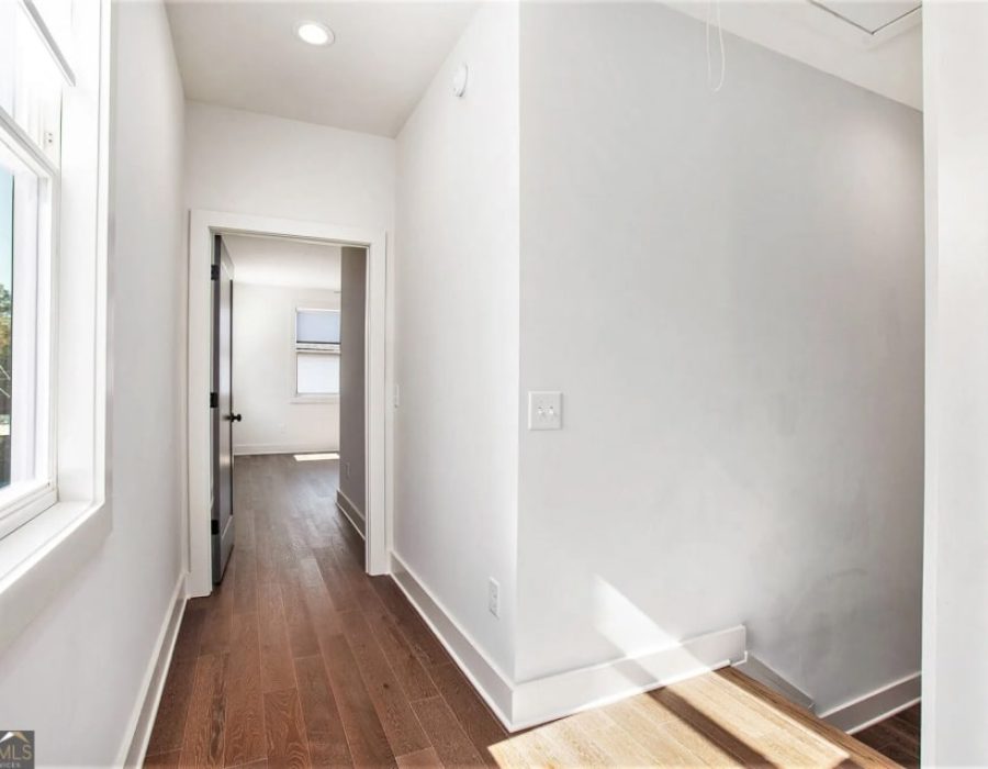 015_unit 1 upstairs hallway-min