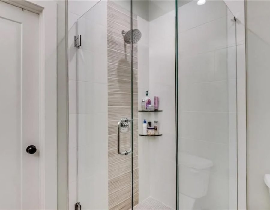 016_VS2 master shower-min