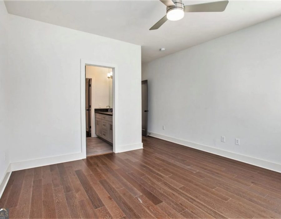 016_unit 1 master bedroom-min