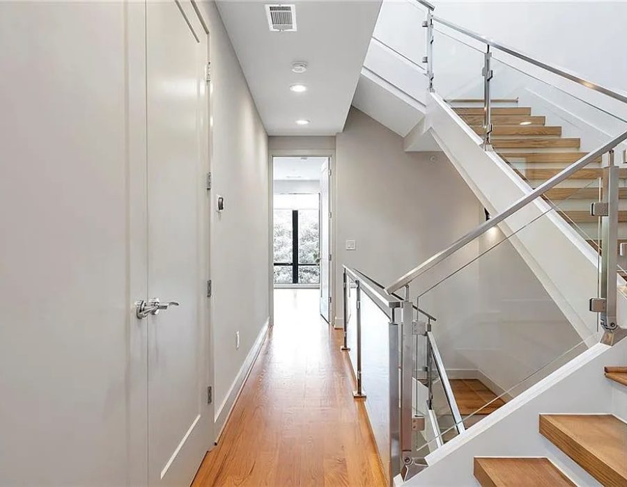 017_912 stairs and hallwayBoulevard-min