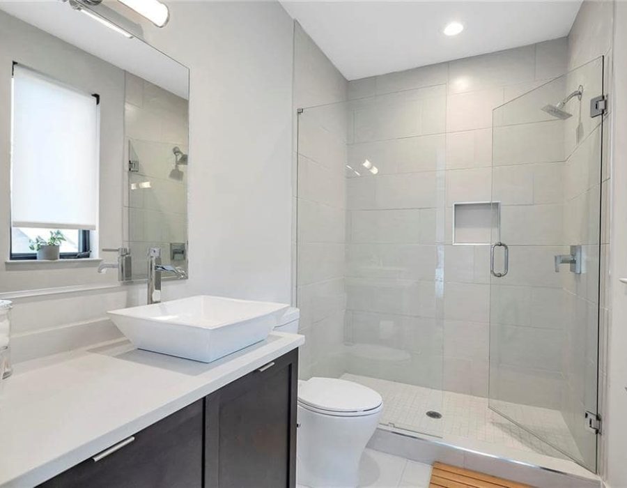 023_2nd Bathroom 912 Lenox BlvdBoulevard-min