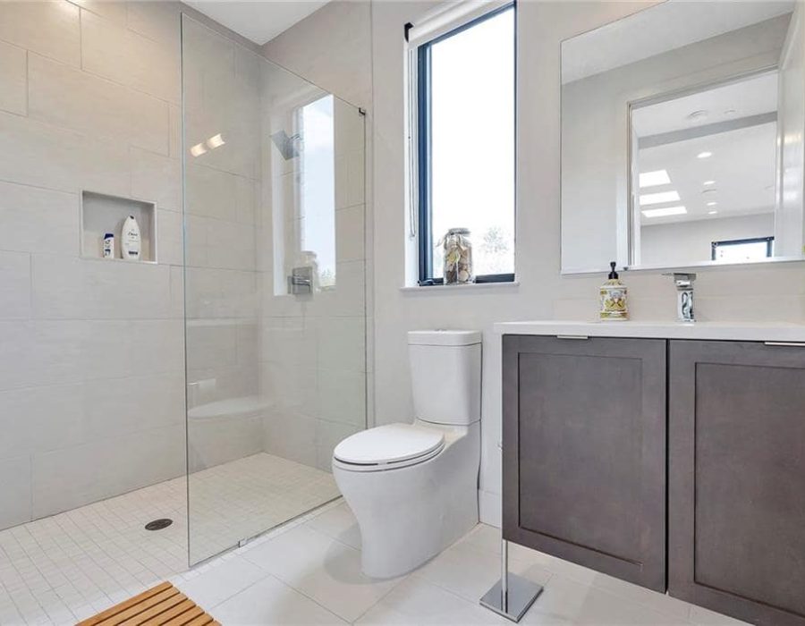 029_Loft bathroom 912 Lenox BlvdBoulevard-min