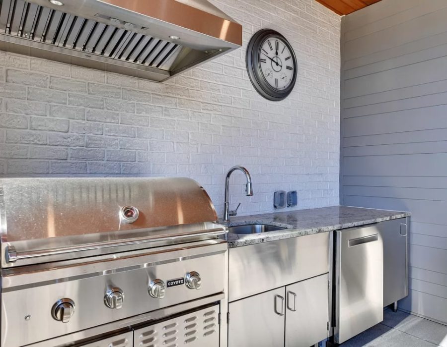 039_Back Deck Kitchen 908 Lenox Blvdboulevard-min